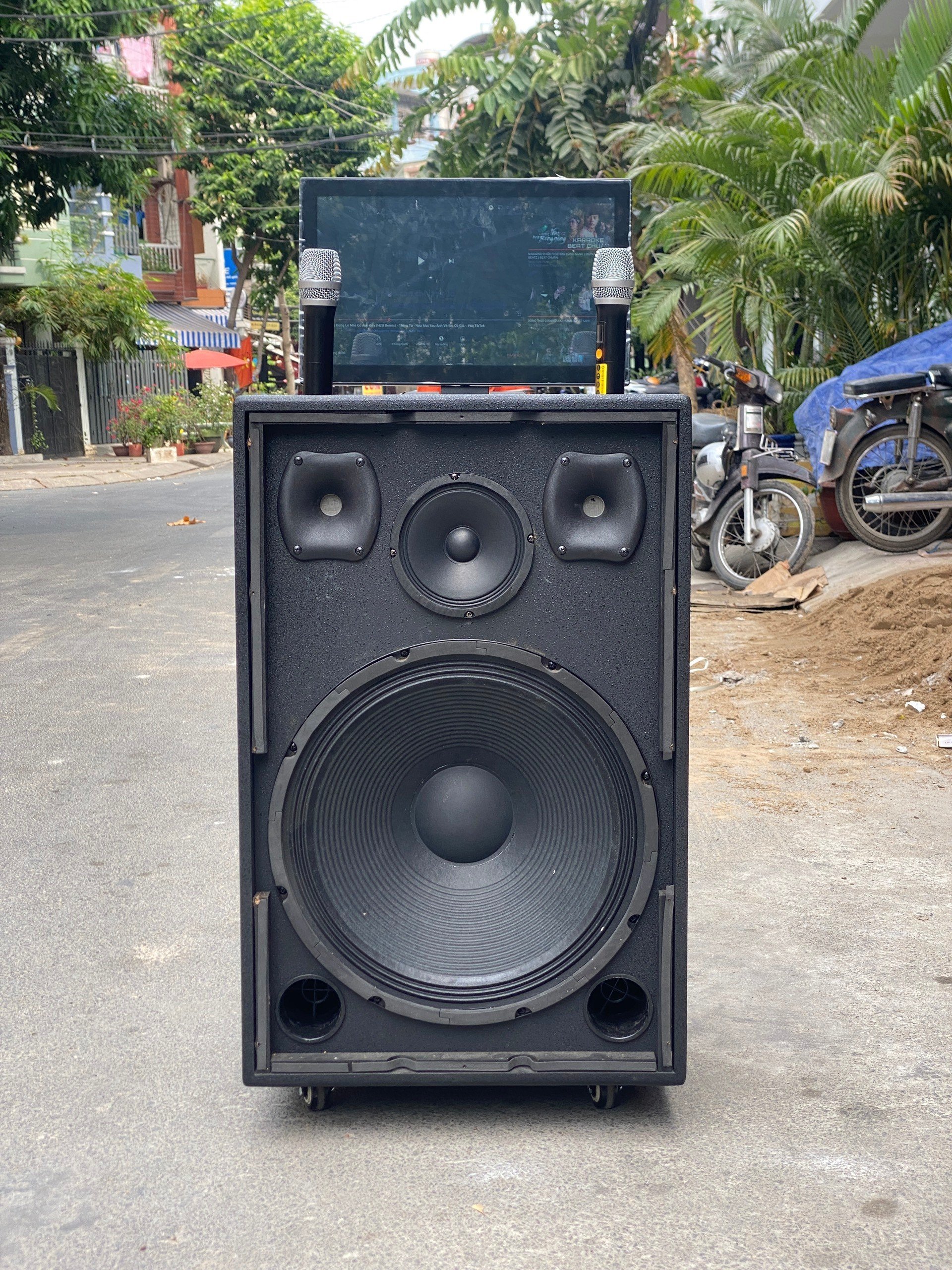 Loa karaoke MTMAX BK555 PRO - Màn Hình Cảm Ứng 19 Inch, Bass 5 Tấc – Kèm 2 Micro Không Dây karaoke hay- công suất 1000w- kết nối wifi bluetooth