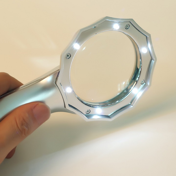 Kính lúp 6X đọc sách báo có đèn led hỗ trợ sáng siêu tiện lợi