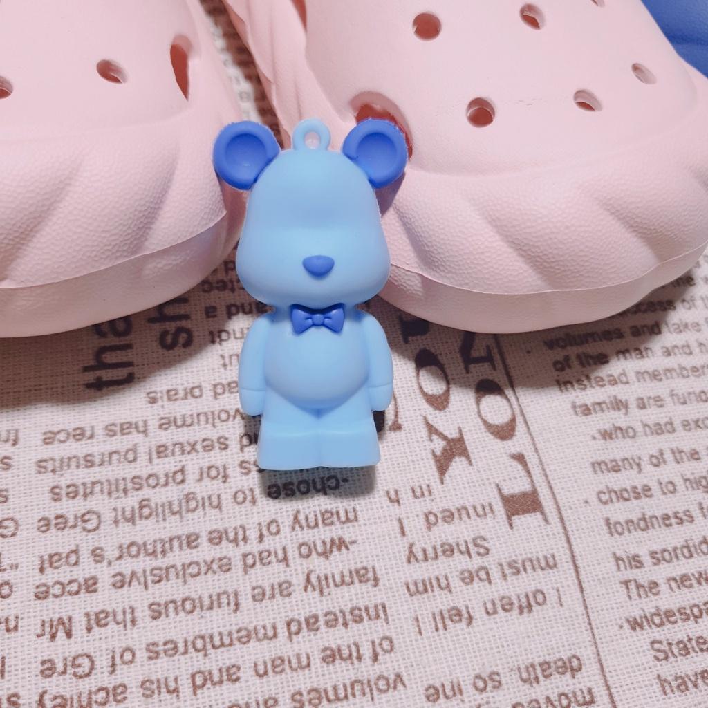 Nút gắn dép zibit hkdesign loại nhựa PVC hình gấu Bearbrick