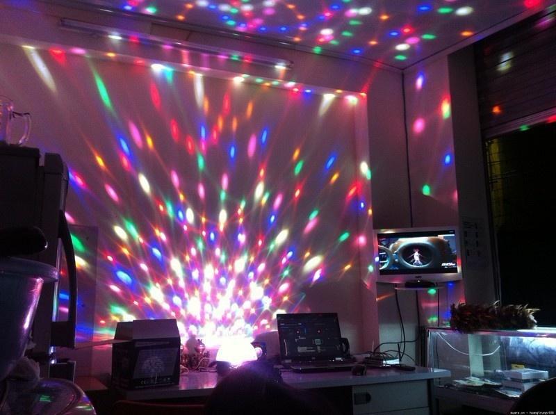 Đèn Led Quả Cầu Cảm Ứng Xoay Pha Lê 7 Màu Nháy Theo Nhạc