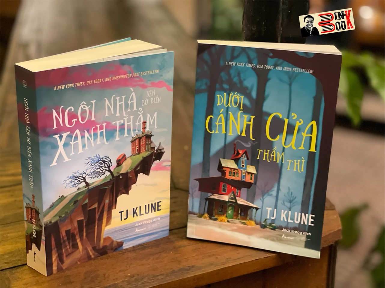 NGÔI NHÀ BÊN BỜ BIỂN XANH THẲM và DƯỚI CÁNH CỬA THẦM THÌ – Jack Frogg dịch – Asbooks – AZ Vietnam – NXB Thế Giới