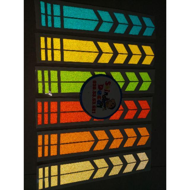 Tem mũi tên phản quang dán vè trước xe.