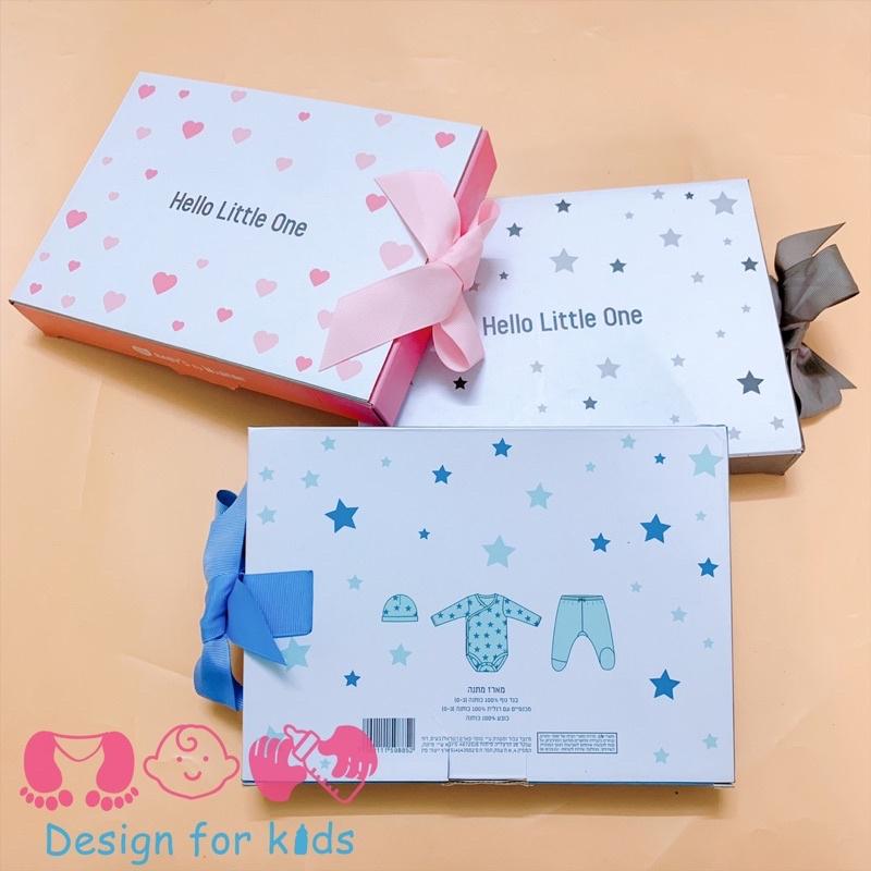 Quà tặng đầy tháng gồm body chip vạt chéo kèm quần dài liền tất và mũ cho bé