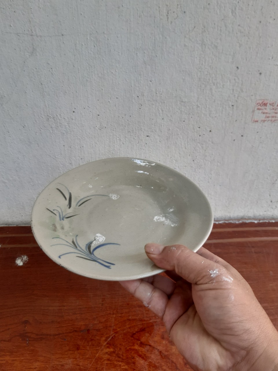 Đĩa sành kiểu xưa hoa cỏ 19 cm men xám