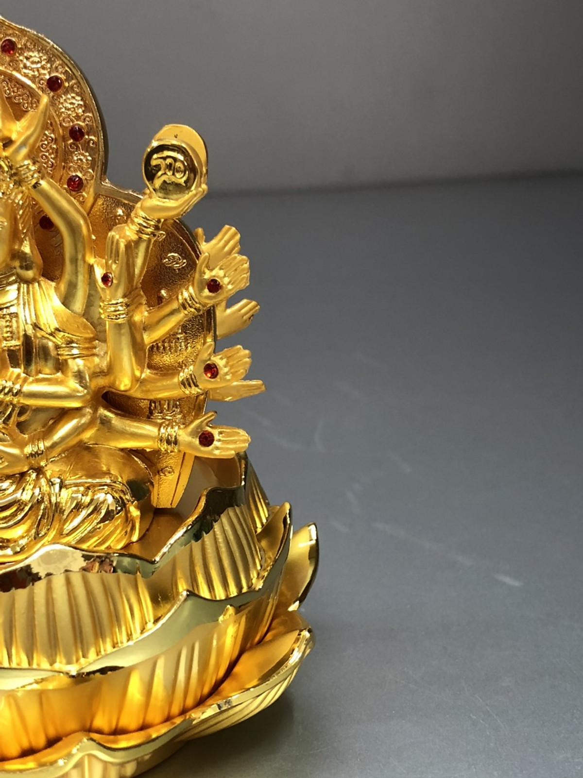 Tượng Để Ô tô Quan Âm Bồ Tát Thiên Thủ Thiên Nhã ngồi đế sen vàng ( có hai mặt giống nhau DA12106
