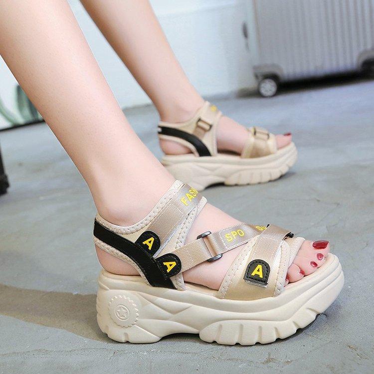 Giày Sandal Đế Dày Kiểu Dáng Thể Thao Năng Động