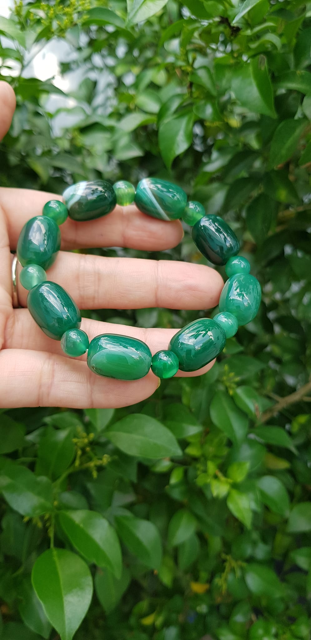 Vòng tay nữ đá mã não xanh cánh sen đậm phối kiểu hạt thống hạt tròn Size hạt 13mm Màu xanh cánh sen đậm vân tự nhiên rẻ xinh đẹp ạ