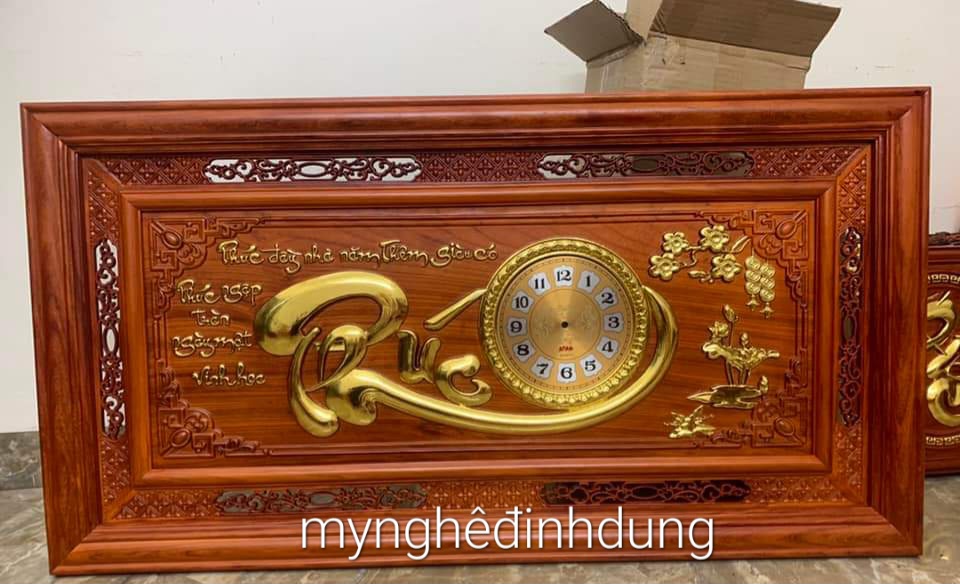 Tranh đồng hồ khắc chữ phúc bằng gỗ hương kt 67x127x4cm