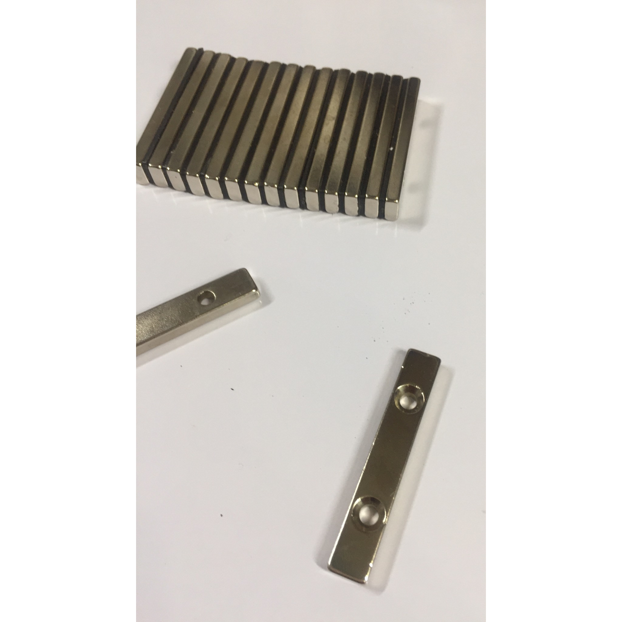 Nam châm viên đất hiếm 60x10x5mm có 2 lỗ