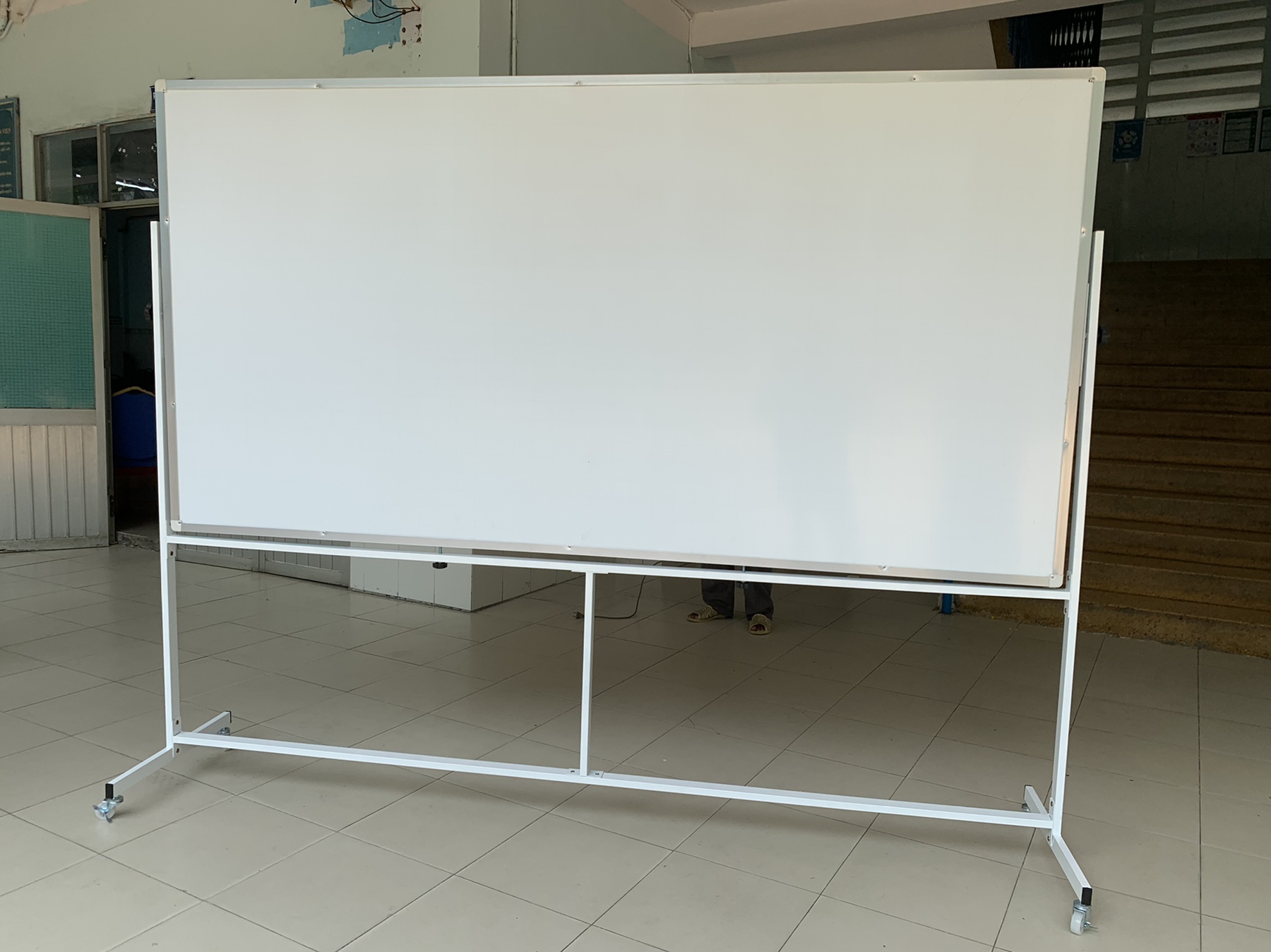 Bảng di động 2 mặt trắng viết bút lông Poly có kẻ ô ly Bavico-1,2x2,4m