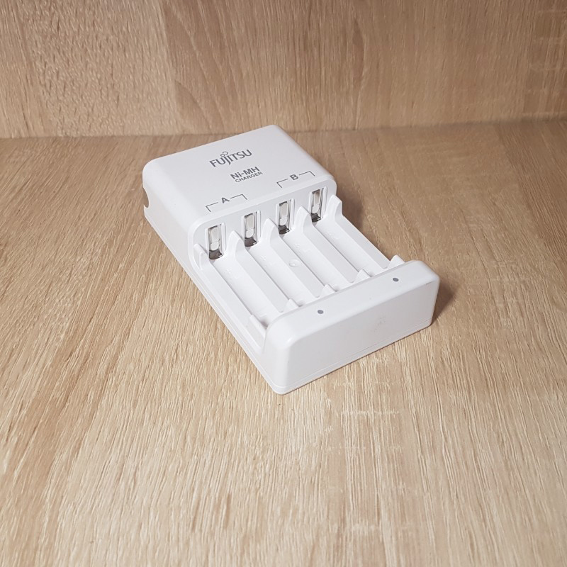 Box sạc kèm 4 pin AA Fujitsu HR-3UTC 1900mAh hàng nội địa box Nhật - made in JAPAN Hàng Nhập Khẩu