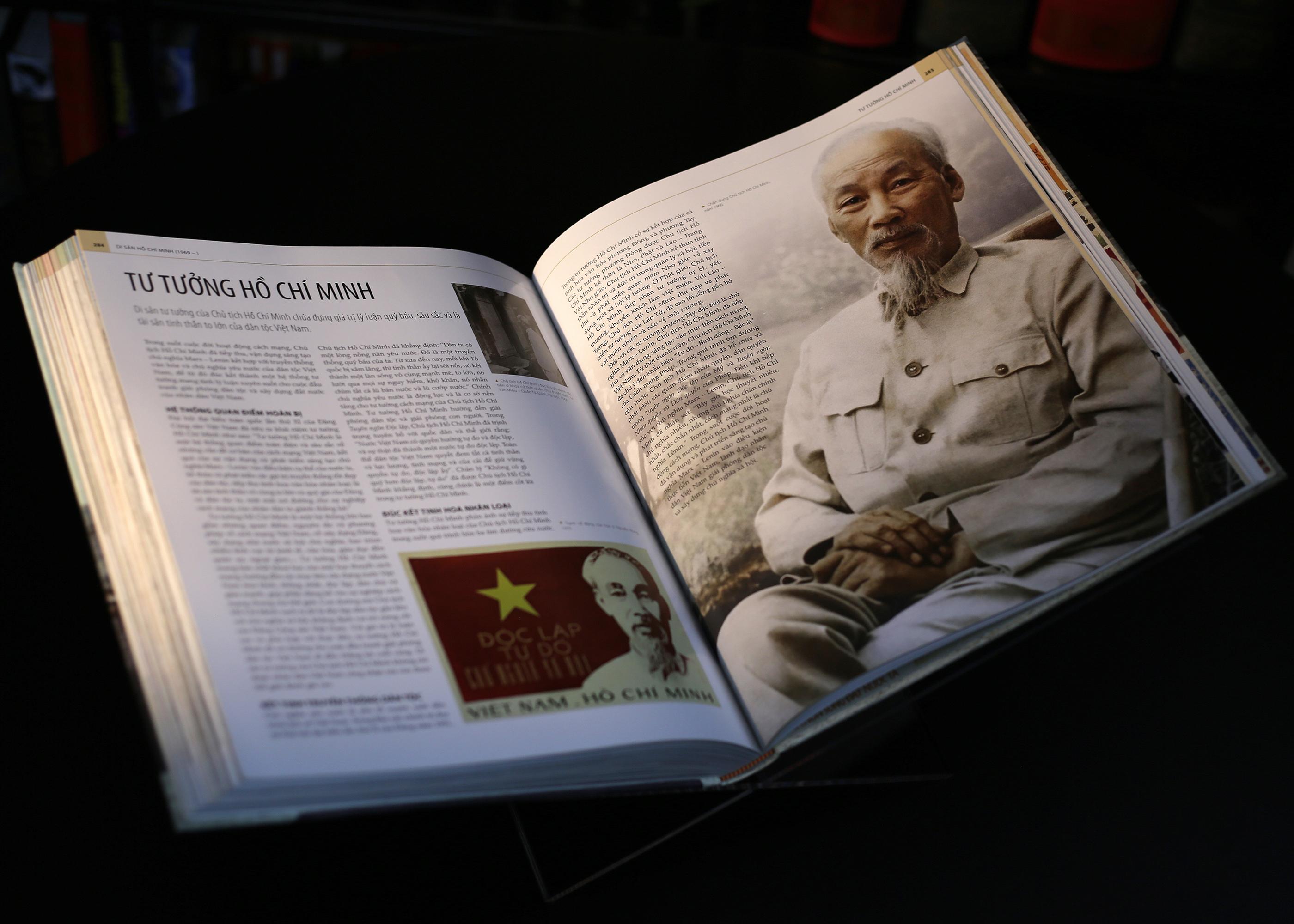 Sách - Hồ Chí Minh - Tiểu Sử Bằng Hình - Ấn Bản Giới Hạn - Bìa Vải