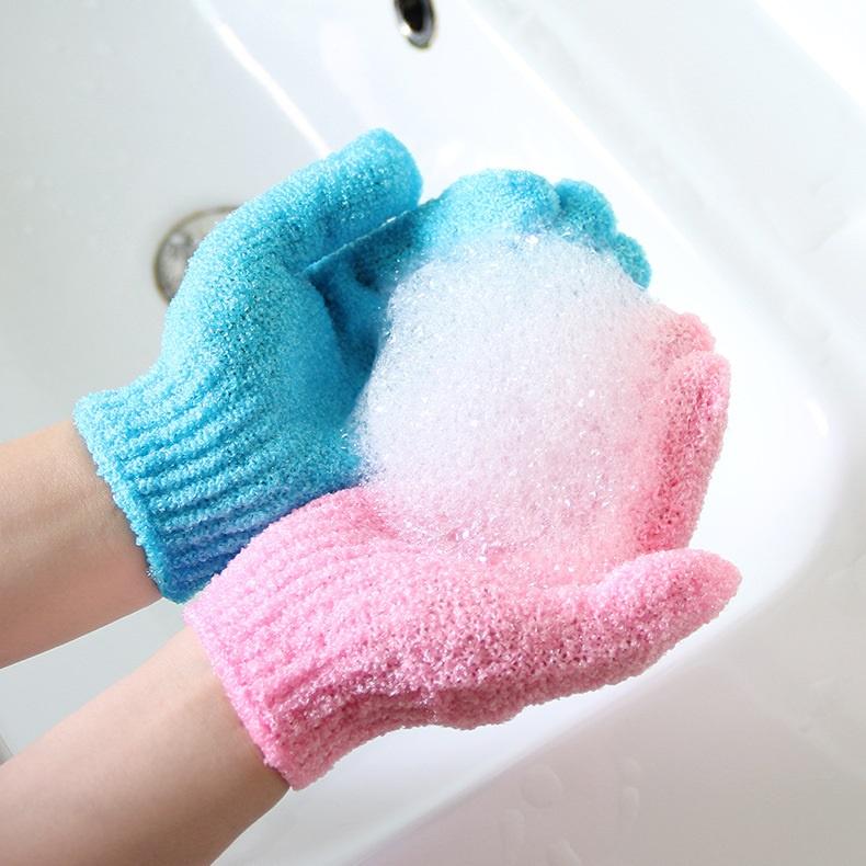 Một chiếc găng tay tẩy tế bào chết - găng tay tắm chuyên dụng