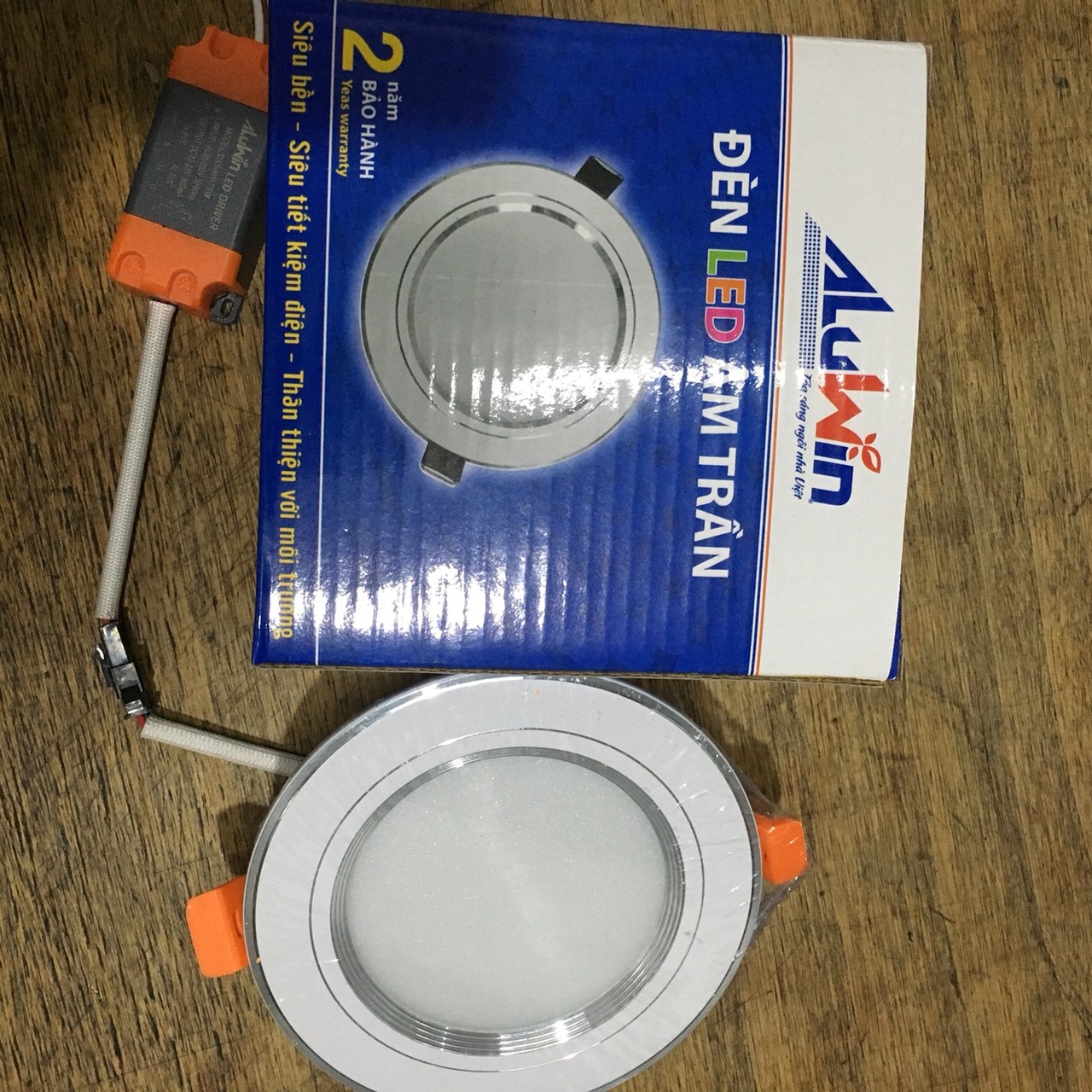 Đèn led âm trần 7w 3 màu viền trắng lỗ khoét trần D90mm