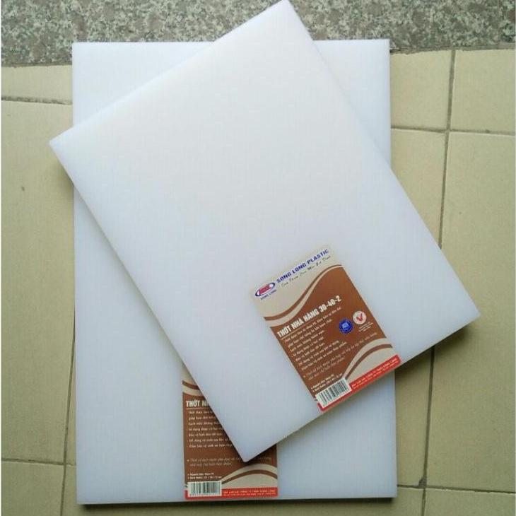 Thớt nhựa màu trắng dành cho nhà hàng quán ăn daỳ 2cm có lỗ treo