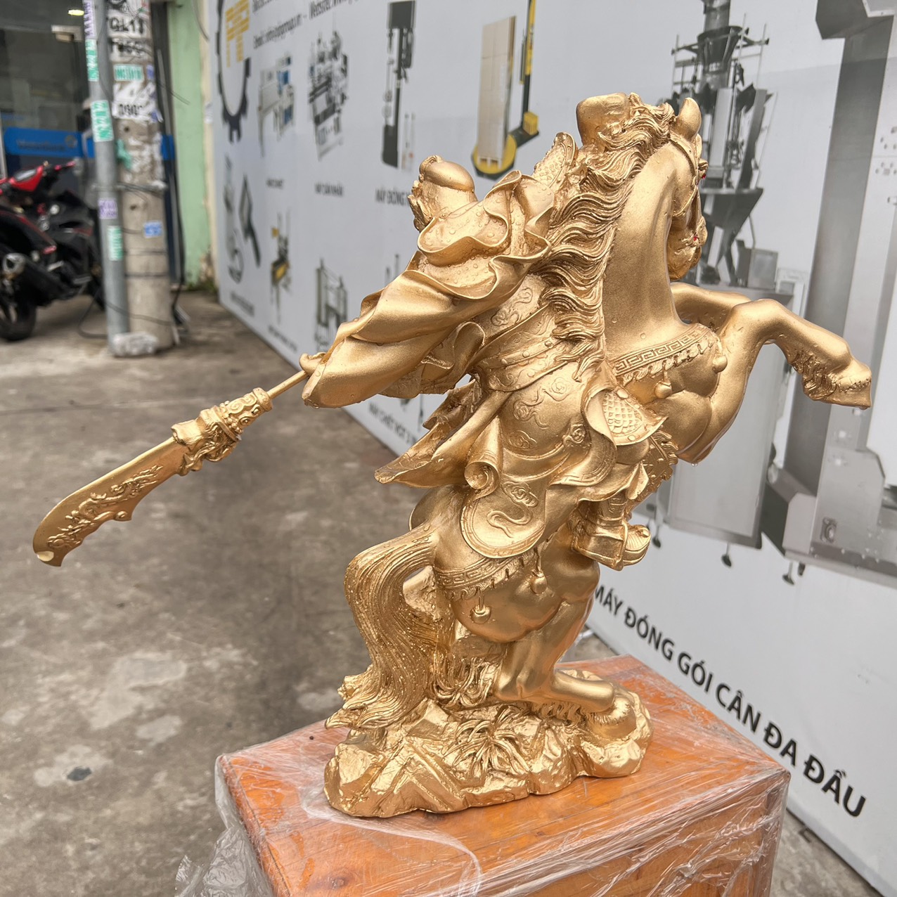 Tượng Quan Công cầm đ.ao cưỡi ngựa bằng bột đá mang lại tài lộc bảo vệ gia chủ cao 48cm