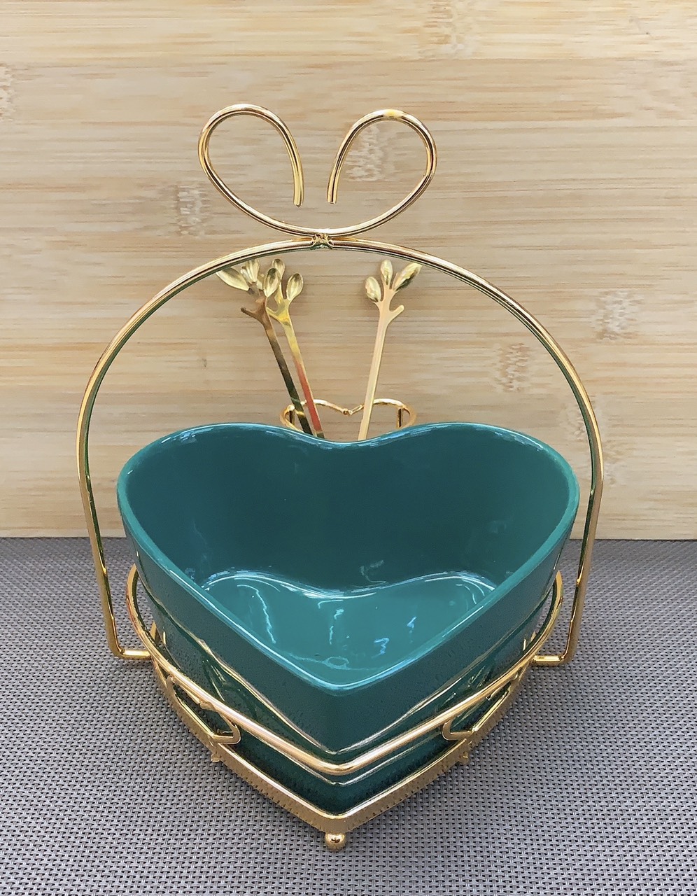 Đĩa hoa quả gốm sứ hình trái tim kèm dĩa xiên và khung kim loiaj mạ vàng cao cấp - VD142