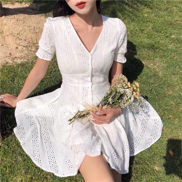 Váy Trắng Xòe Ngắn Tay Cổ Chữ V Khuy Cài