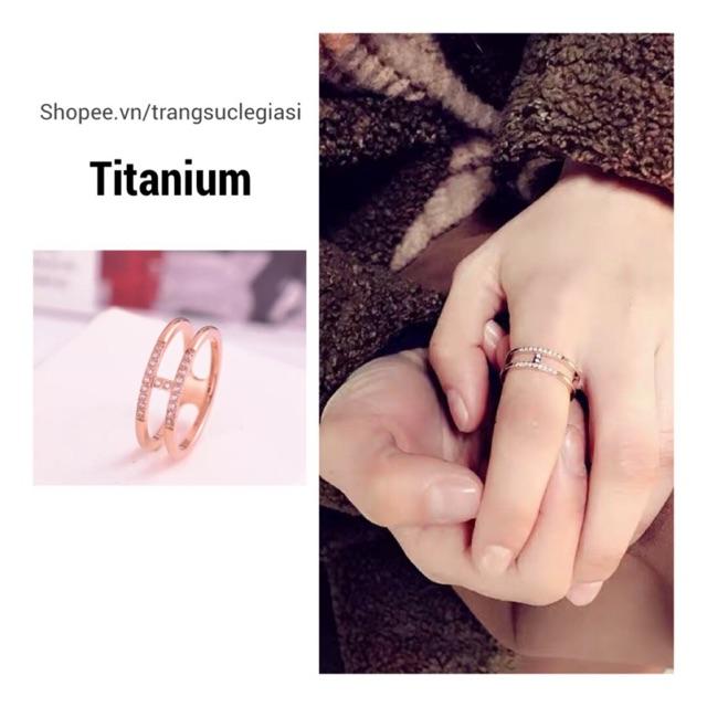Nhẫn titan chữ H cẩn hột không đen