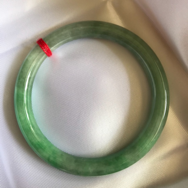 Vòng Đeo Tay Nữ Cẩm Thạch Tự Nhiên Sáng Bóng mượt đẹp ĐẬU AI 52mm x độ dầy 7,4mm Màu XANH XANH BÔNG BÓNG ĐỀU ĐẸP NỮ 50KG ĐẾN 55KG đeo ạ