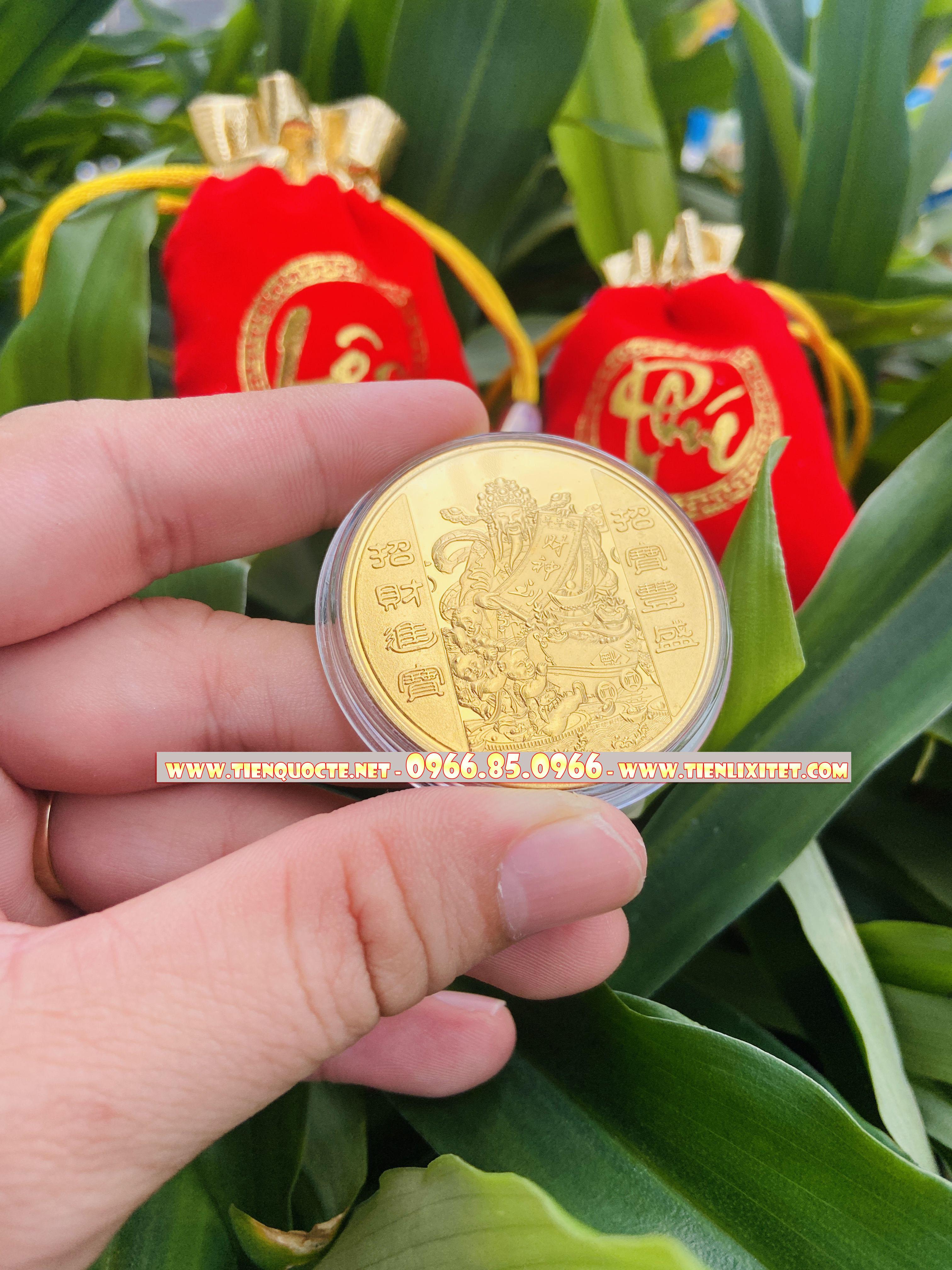 Quà tết sang trọng lì xì GIÁ SỐC Đồng Xu Thần Tài Mặt Sau Đồng Xu Hình Cá Chép tặng kèm túi gấm SQTTC000161