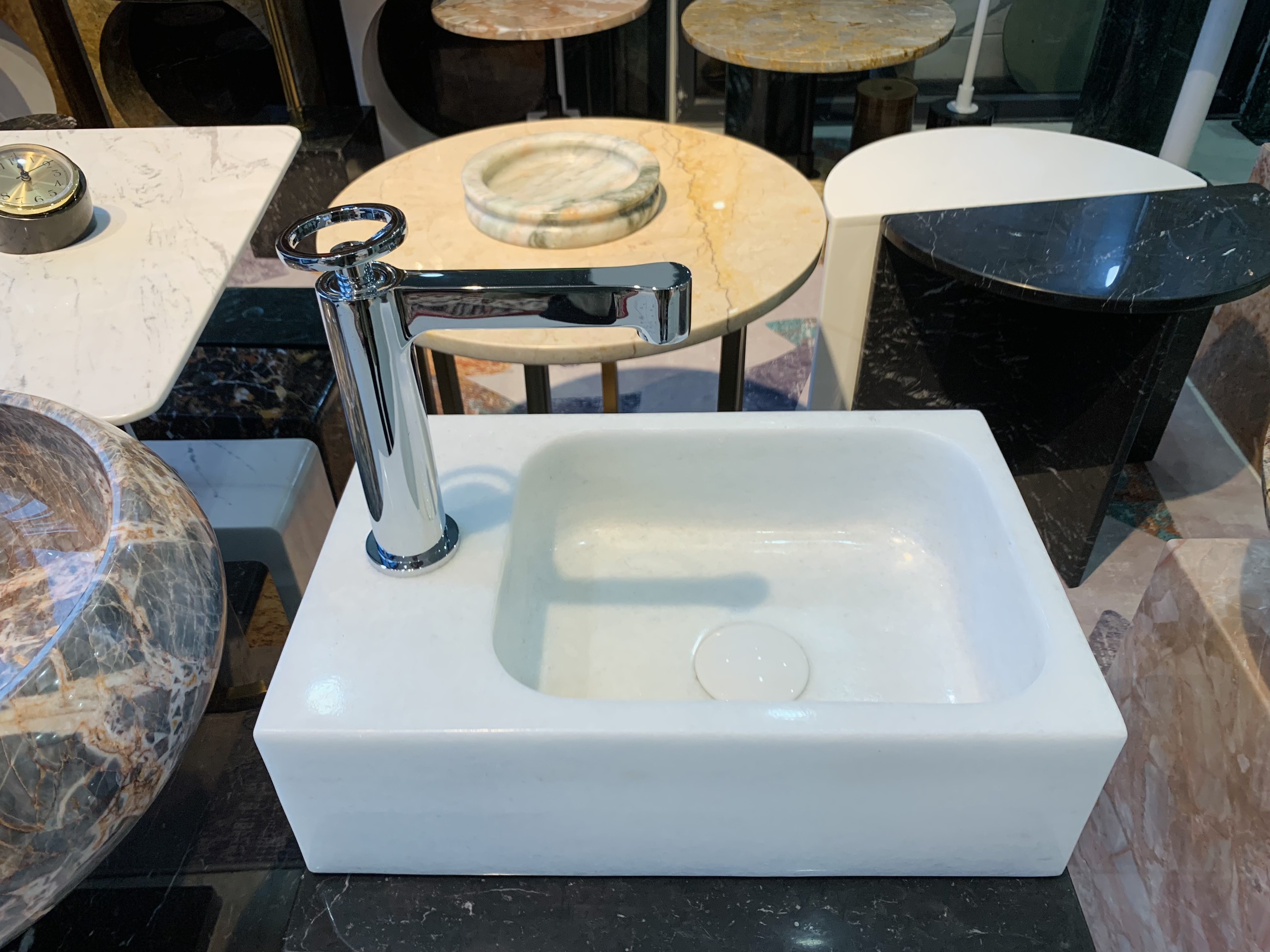 LAVABO ĐẶT BÀN ĐÁ ĐÁ TỰ NHIÊN CHỮ NHẬT KHOÉT LỖ VÒI GIỮA MÀU TRẮNG (MINI)