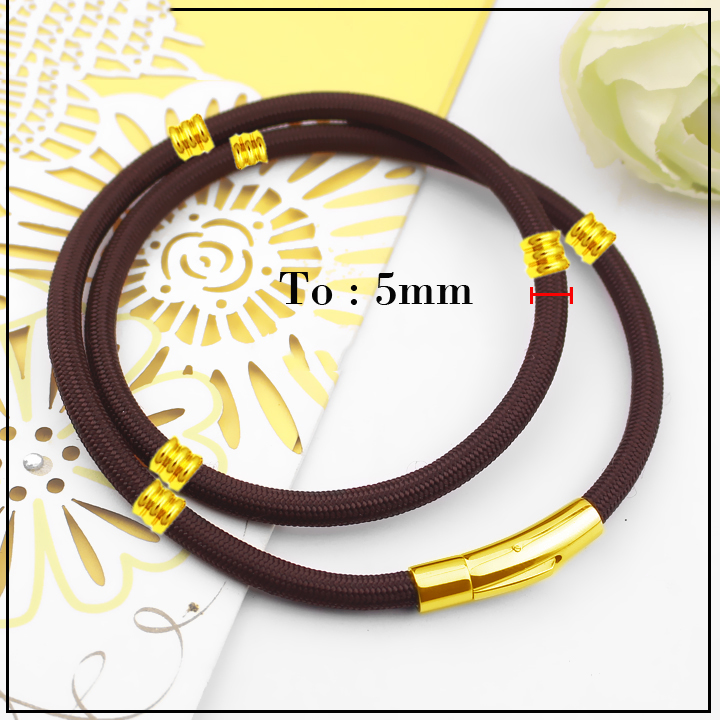 Dây chuyền dù thái màu nâu bọc khoen có ngấn màu vàng khóa gài vip đem lại đẳng cấp, phong độ cho người đeo