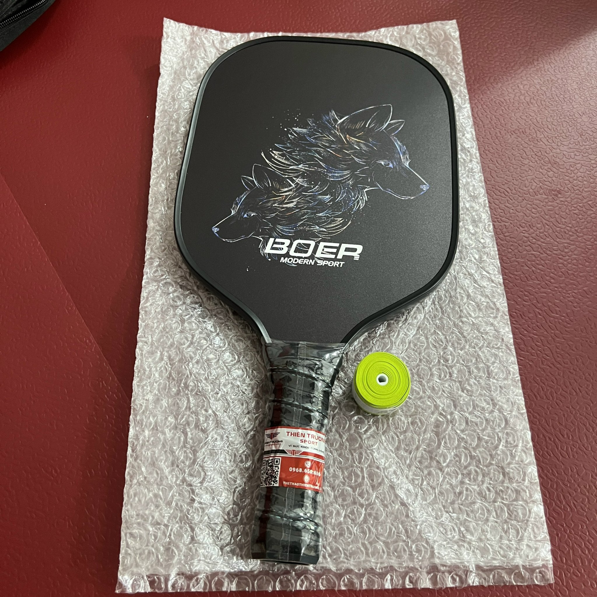 Vợt Pickleball PK03 nặng 220g, bề mặt dày 14mm từ sợi carbon, màu đen huyền bí cùng hình in nhiệt sắc nét đạt tiêu chuẩn kỹ thuật của USAPA chấp thuận để sử dụng trong thi đấu.