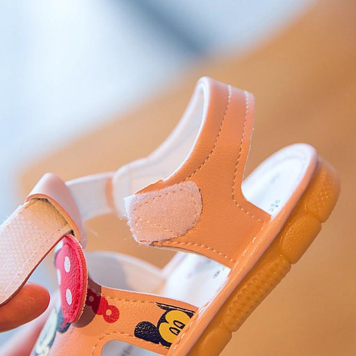Giày tập đi - Sandal cho bé gái tập đi hình chuột Mickey Đeo Nơ đế mềm chống trơn trượt, phát tiếng kêu G32
