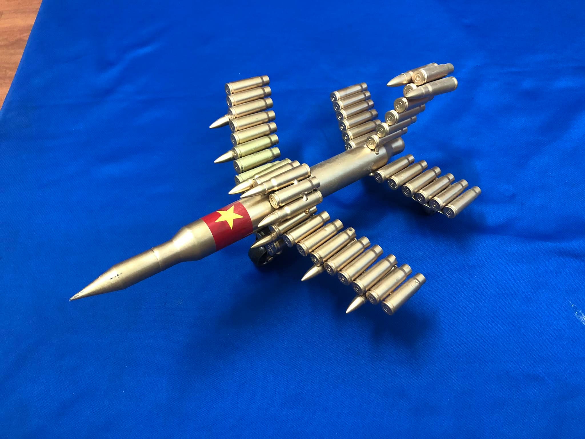 Máy bay chiến đấu xưa mô hình vỏ đạn (loại vừa)
