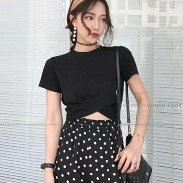 Áo croptop cổ tròn thiết kế thanh lịch
