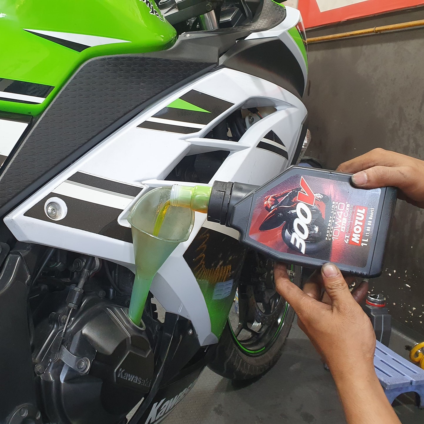 Nhớt Motul 300V Factory Line 10W40