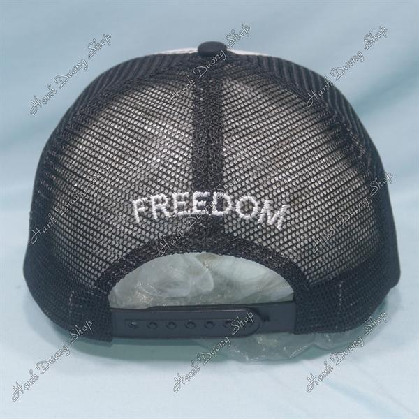 Nón kết lưới thêu đại bàng thêu chữ Freedom phía sau khóa nhựa phía trong có may tem vòng đầu 55-58cm - Đen &amp; trắng