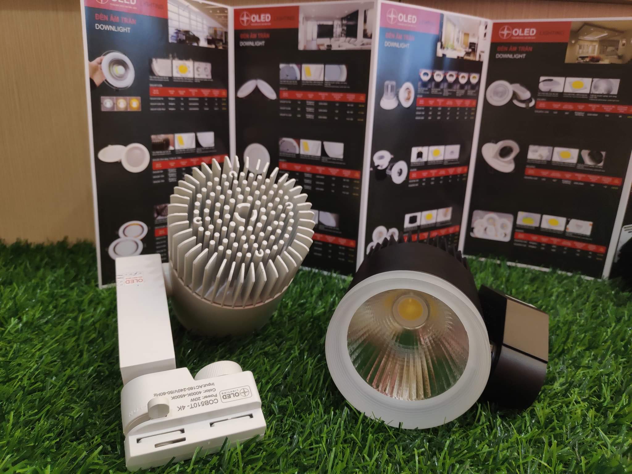 Đèn rọi ray tản nhiệt nhôm 12w/20w dùng trang trí shop quần áo, showroom.