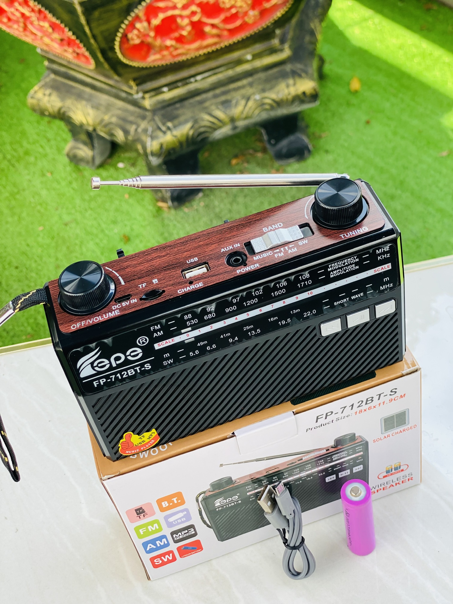 Đài radio FP712BT cổ điển vintage dùng pin sạc có năng lượng mặt trời quà tặng ông bà cha mẹ ý nghĩa hàng nhập khẩu