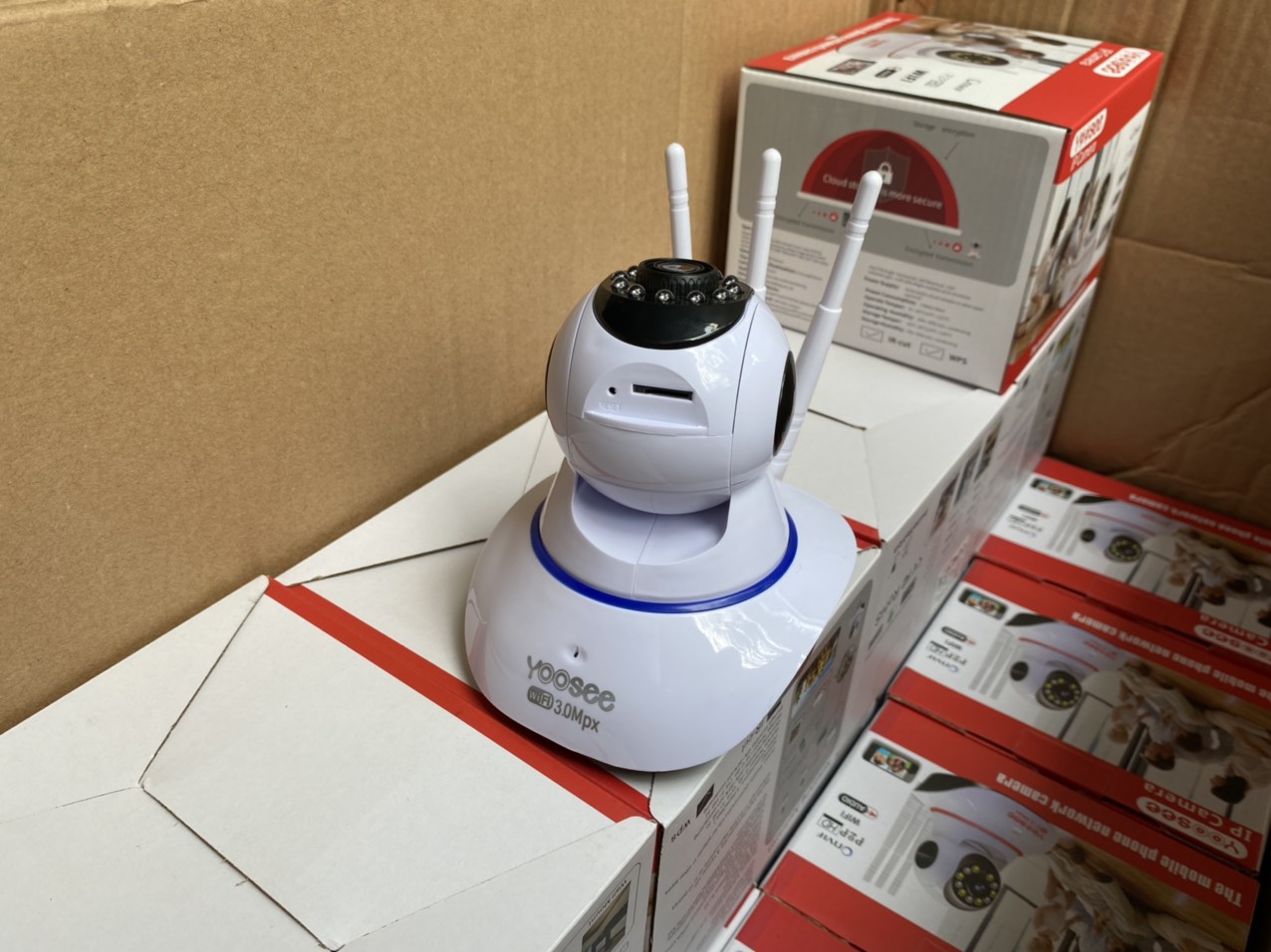 Camera wifi trong nhà Yoosee 2.0 Full HD, 3 râu, xoay 360 độ , tương tác 2 chiều, hỗ trợ thẻ nhớ lên đến 128G, cảnh báo chuyển động – Hàng nhập khẩu