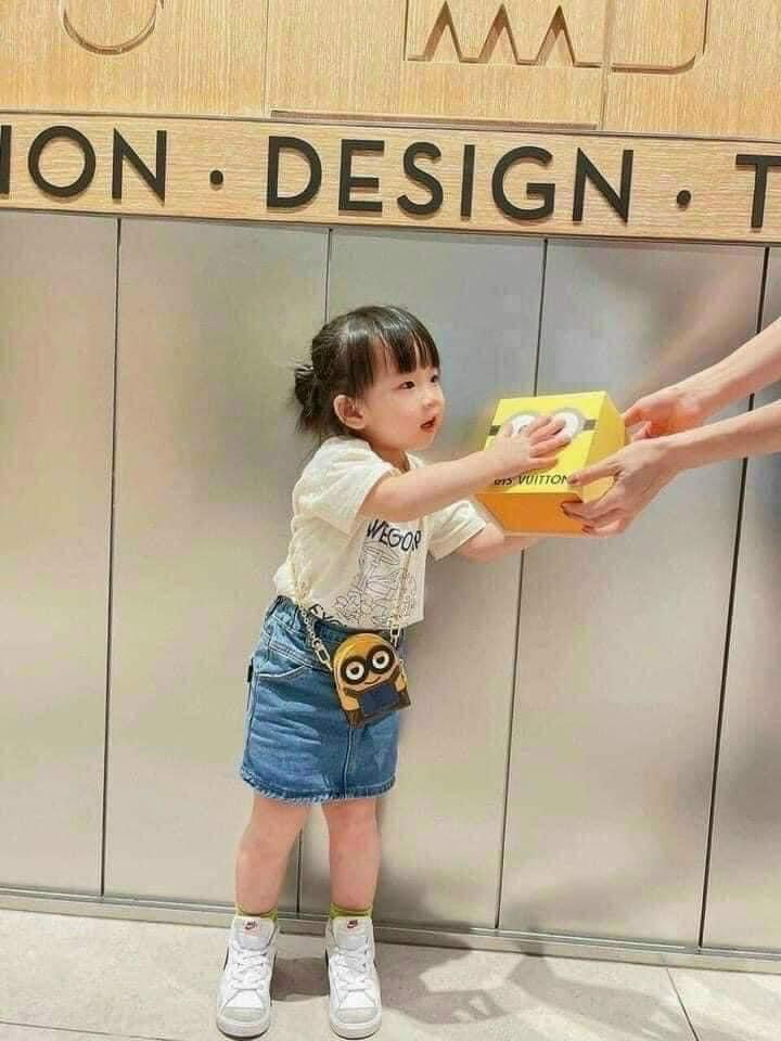 Túi đeo chéo Minion. Mang đi du lịch, đi chơi chụp hình xinh lắm (kèm dây đeo như hình)