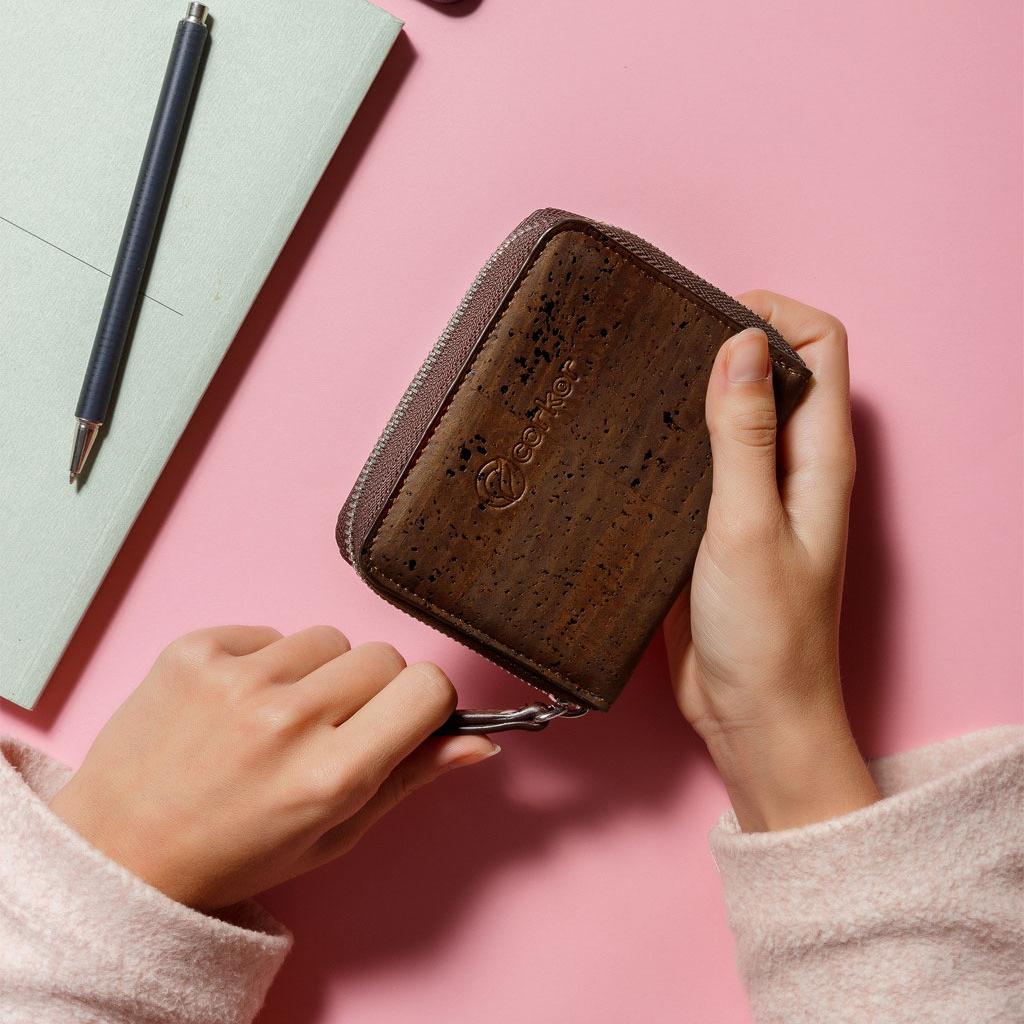 Ví nữ cầm tay dạng ngắn WALLET SQUARE - HGcork Corkor CK251 - Nhiều màu - Vật liệu 100% da cork thực vật thuần chay từ vỏ cây sồi Bồ Đào Nha, Siêu bền, Chống cháy, Chống mốc, Chống thấm nước, Tích hợp tính năng chống sao chép dữ liệu thẻ, Thân thiện với môi trường – Hàng chính hãng, Sản xuất Handmade bởi Nghệ nhân Bồ Đào Nha