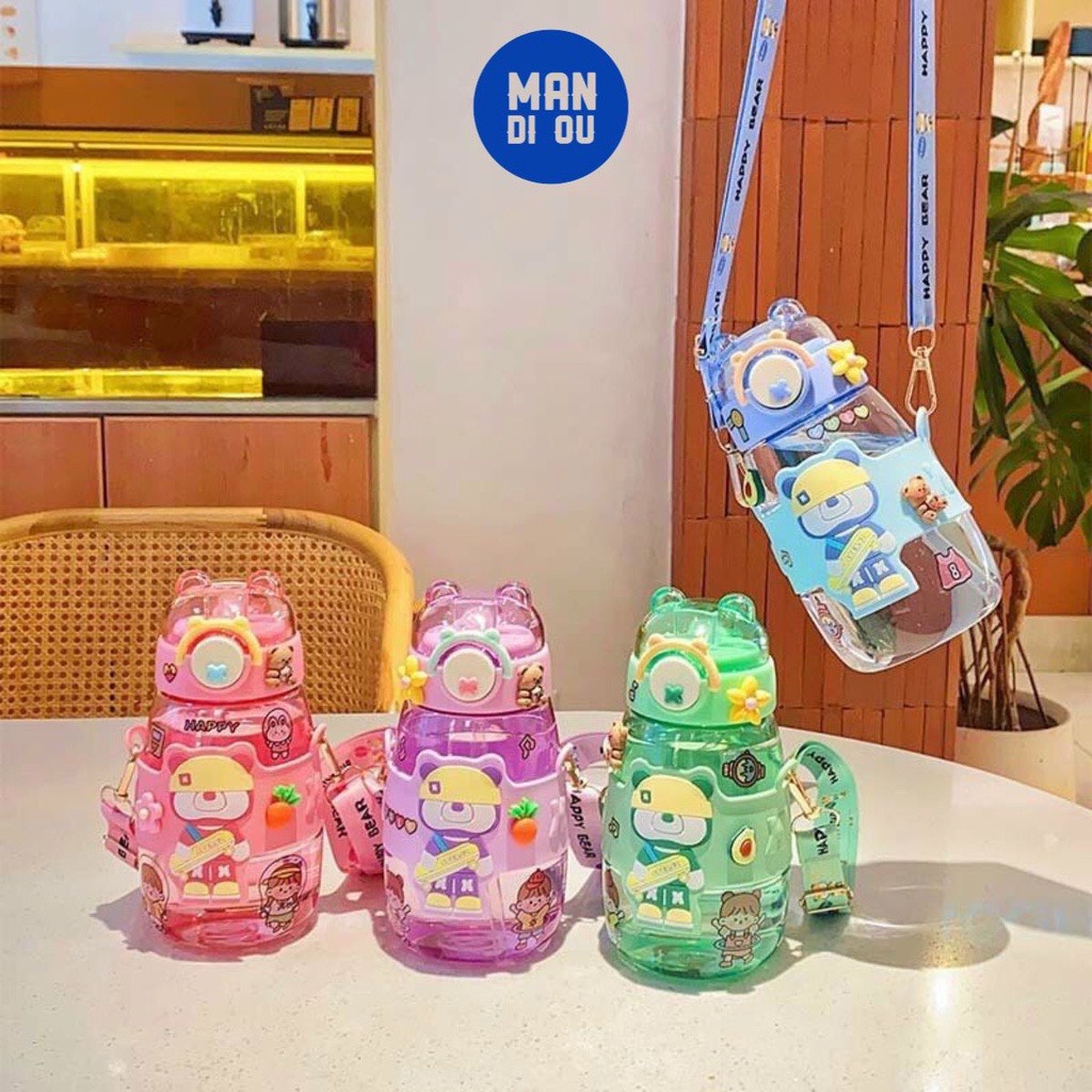 Bình nước 600ml. Kiểu dáng cùng các họa tiết chú gấu kèm sticker xinh xắn, đáng yêu. Quai xách tiện lợi, thích hợp mỗi khi cầm tay mang đi.