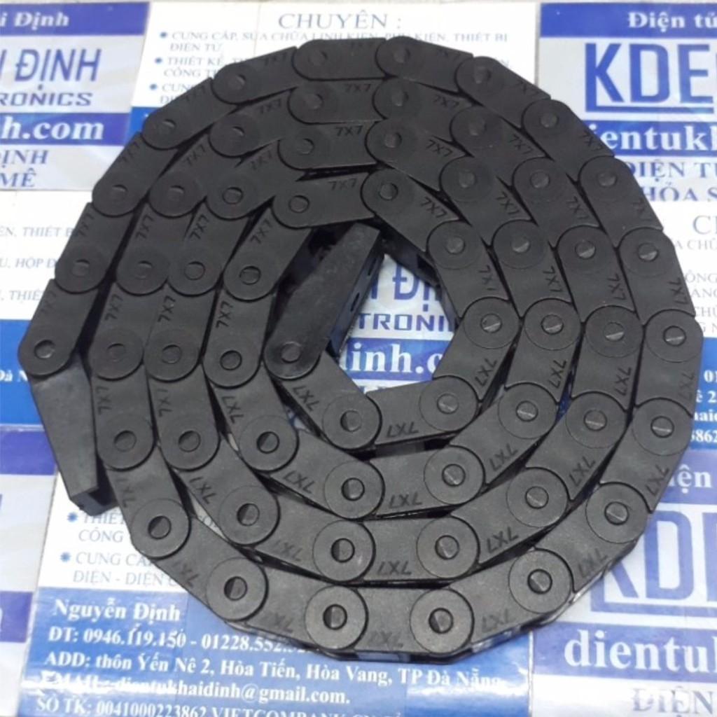 Dây đai nhưa đen kéo duỗi dây điện, dây tín hiệu…. Khoảng trống 7x7mm, 1 mét kde4201