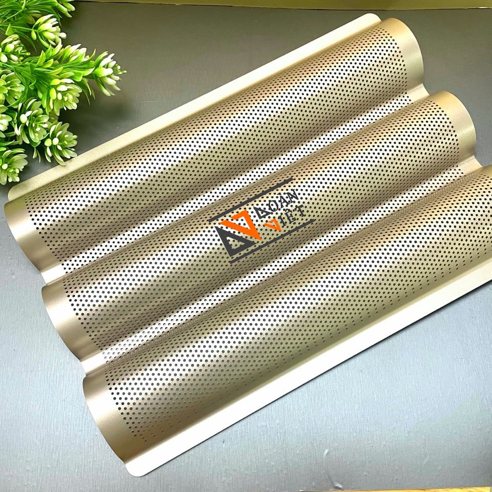 Khay Bánh MÌ màu VÀNG ĐỒNG SIÊU ĐẸP CAO CẤP. Khuôn Bánh mì Pháp Baguette Thép Carbon CHỐNG DÍNH, nặng dày cầm chắc tay, dạng chảo mâm lớn 3 Sóng. có nhiều lổ nhỏ thoáng khí. Dụng cụ làm bánh Mì nướng Không dính phù hợp lò nướng GIA ĐÌNH