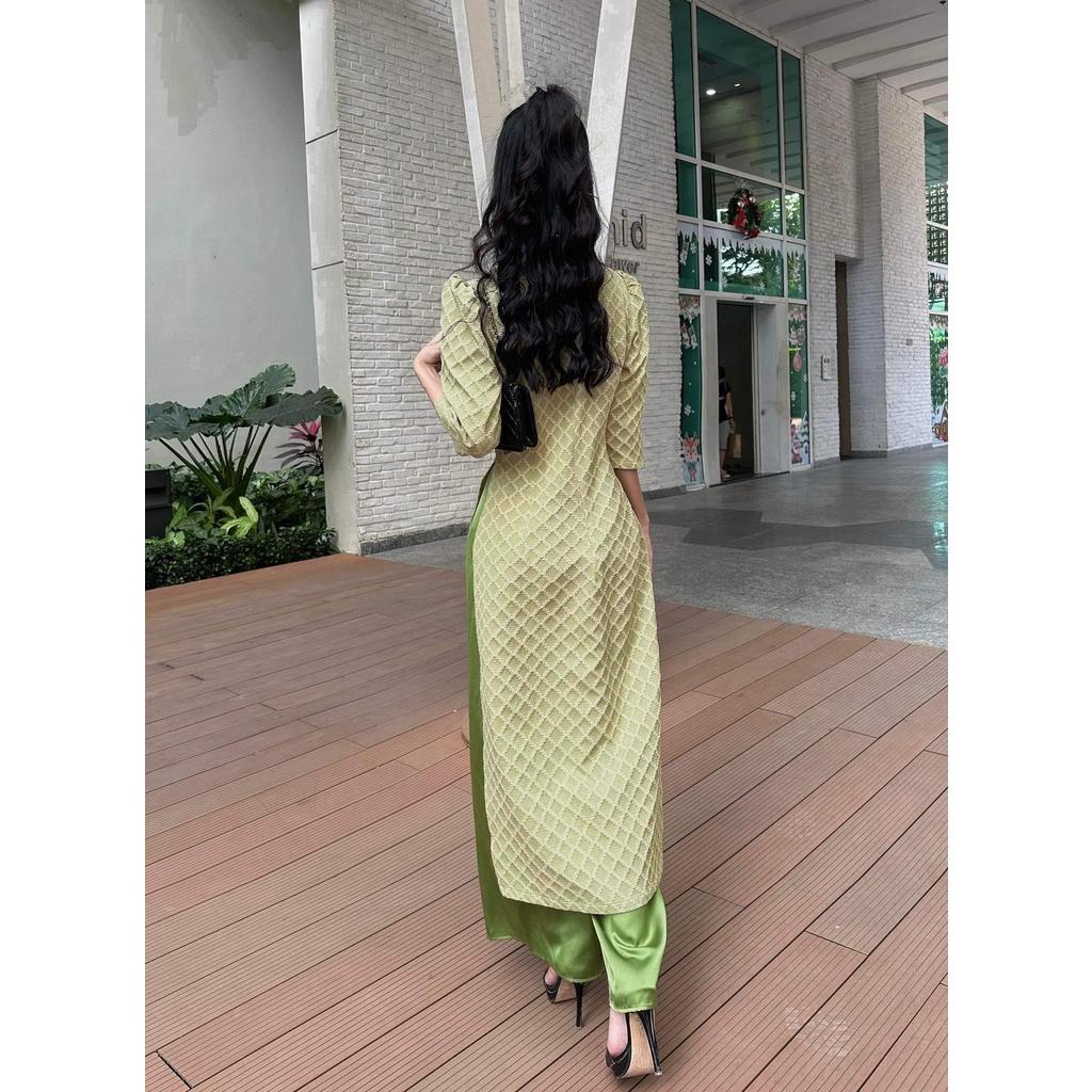 Áo dài xanh cốm đính hạt kèm quần lụa