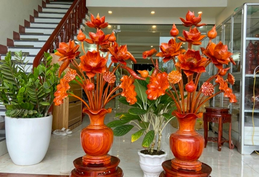 2 bình hoa sen 21 hoa lá cành , trang trí phòng khách ,phòng thờ bằng gỗ hương đỏ đẹp long lanh ,