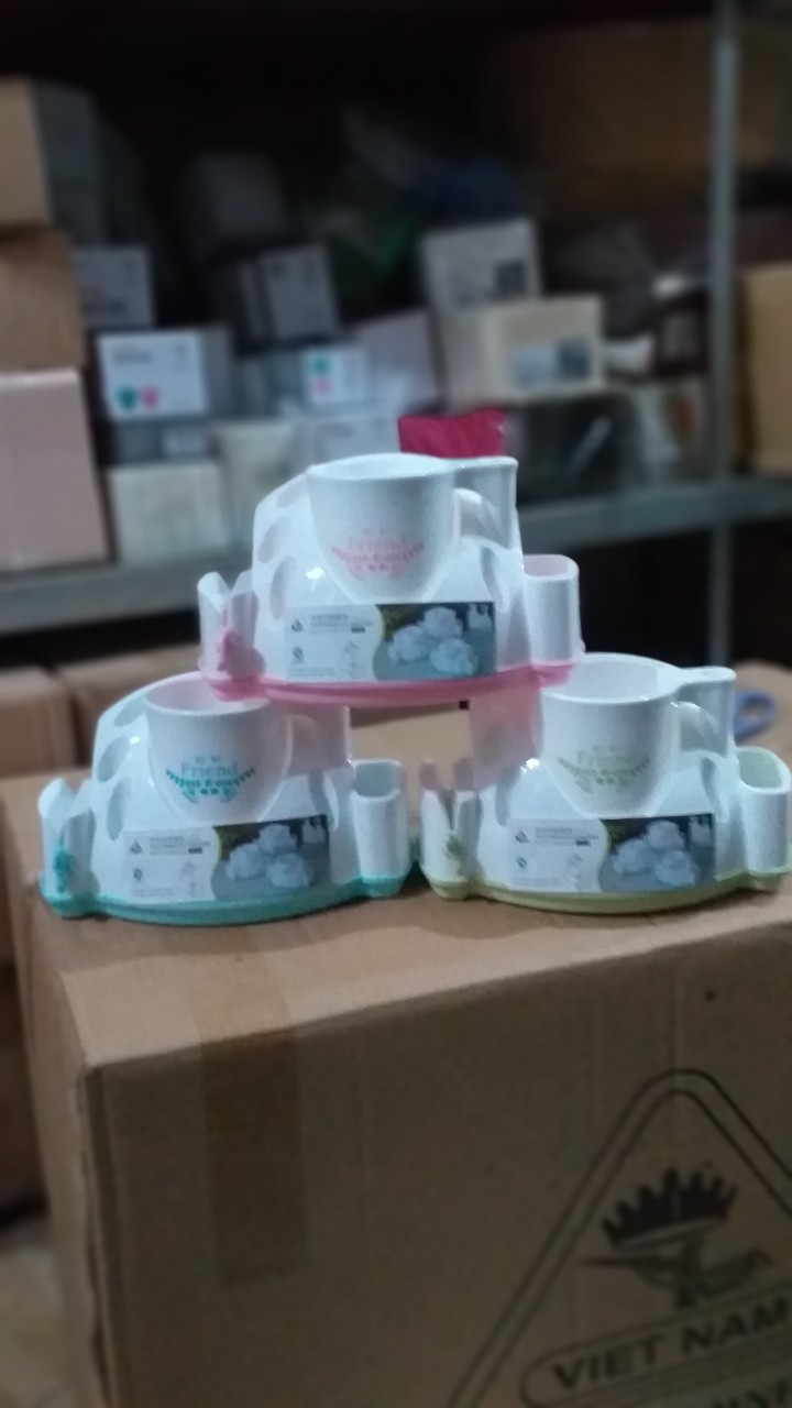 Cắm bàn chải có khe nặn kem đánh răng siêu tiện lợi 116