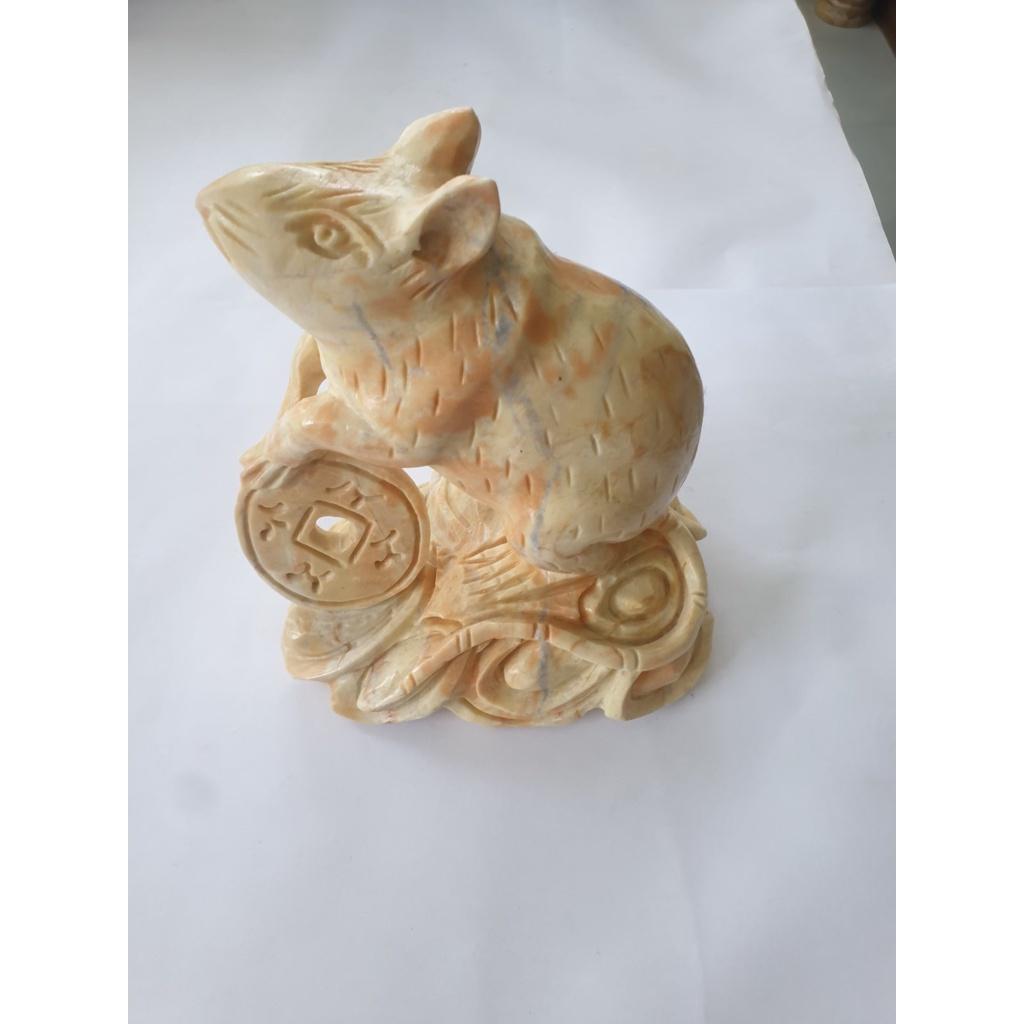 Tượng chuột đá cà rốt trong bộ 12 con giáp