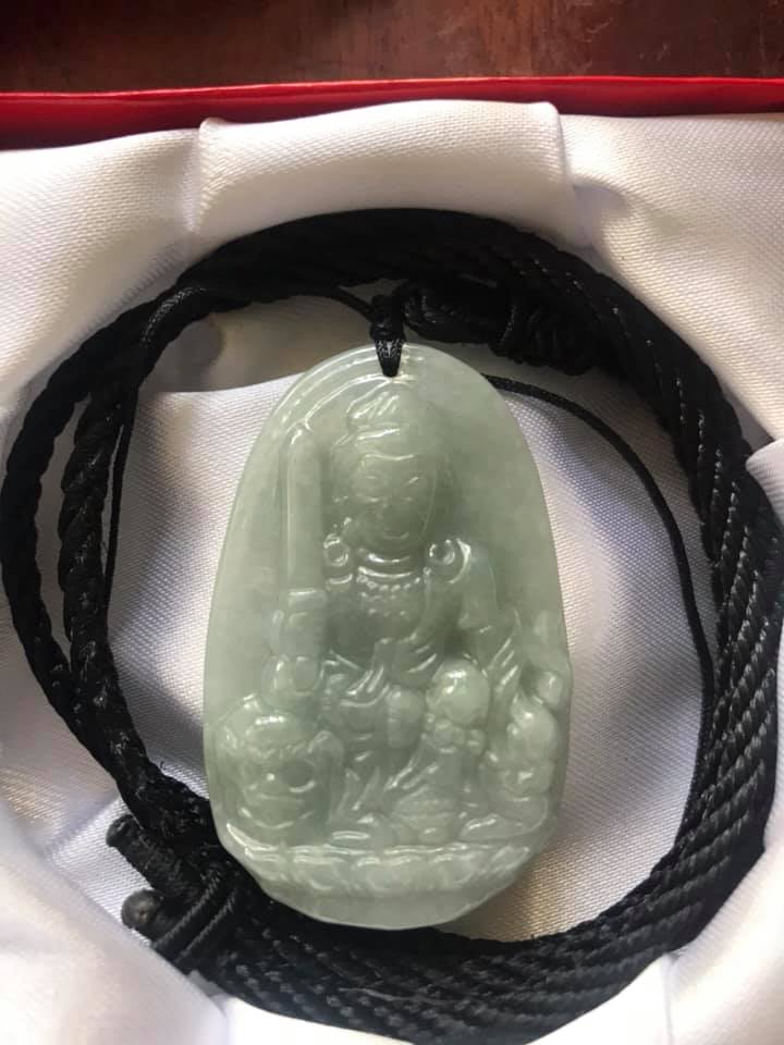 MẶT PHẬT VĂN THÙ ĐÁ CẨM THẠCH TỰ NHIÊN TRẮNG XANH NHẸ NHẸ ĐỘ MỆNH NAM TUỔI MẸO ĐỘ MAY MẮN SIZE CAO 49MM NGANG 31MM DẦY 6MM8 CÓ DÂY