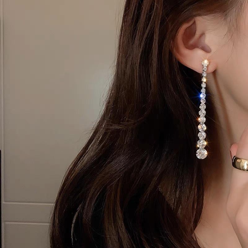 Hoa tai dáng dài đính hạt phong cách thanh lịch - Arora boutique
