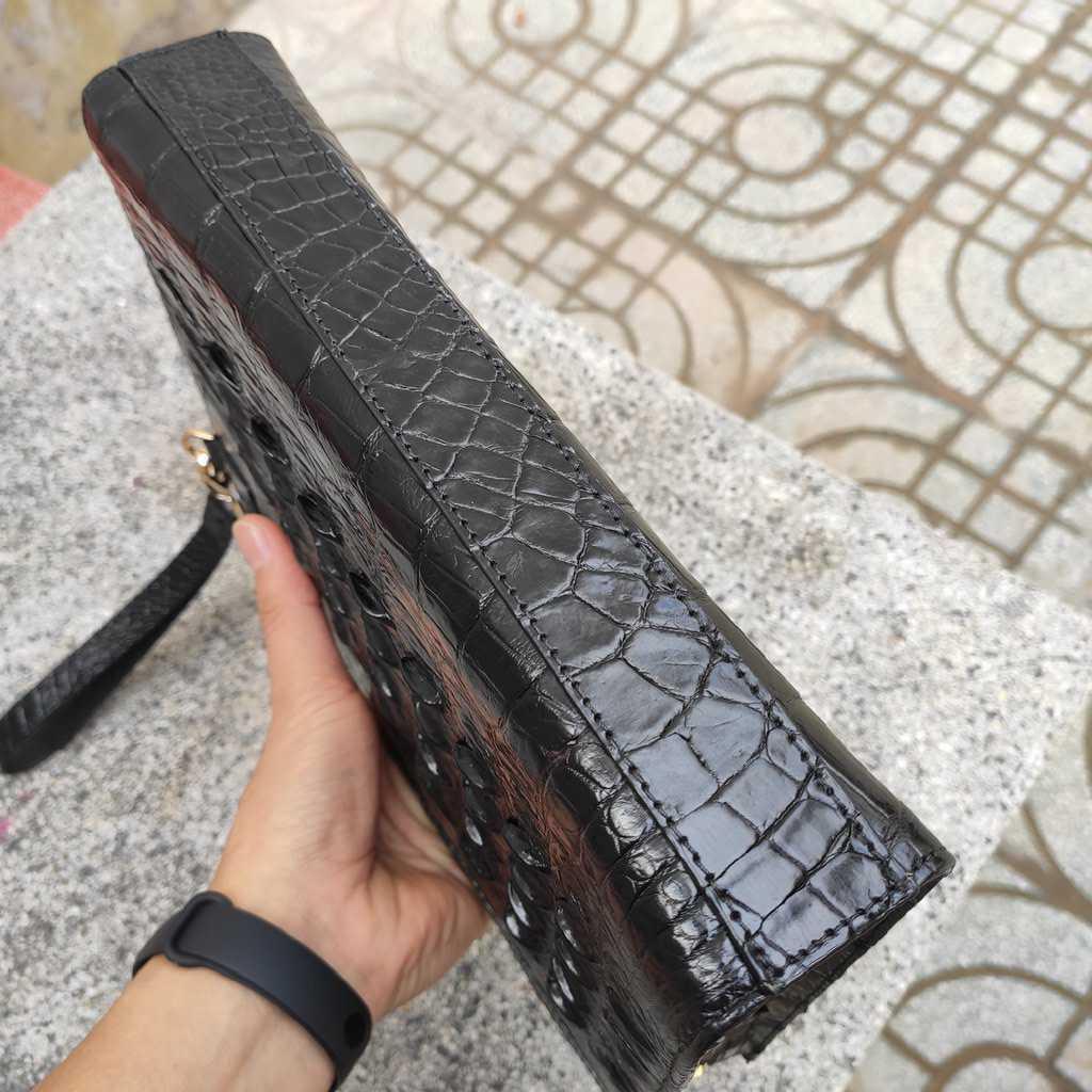 Clutch cầm tay da cá sấu