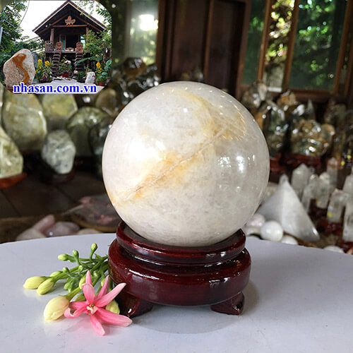 Quả cầu đá thạch anh trắng tự nhiên phong thủy cải hung hóa cát QC828 nặng 640gr đường kính 8cm – Vật phẩm phong thủy tài lộc, may mắn và bình an