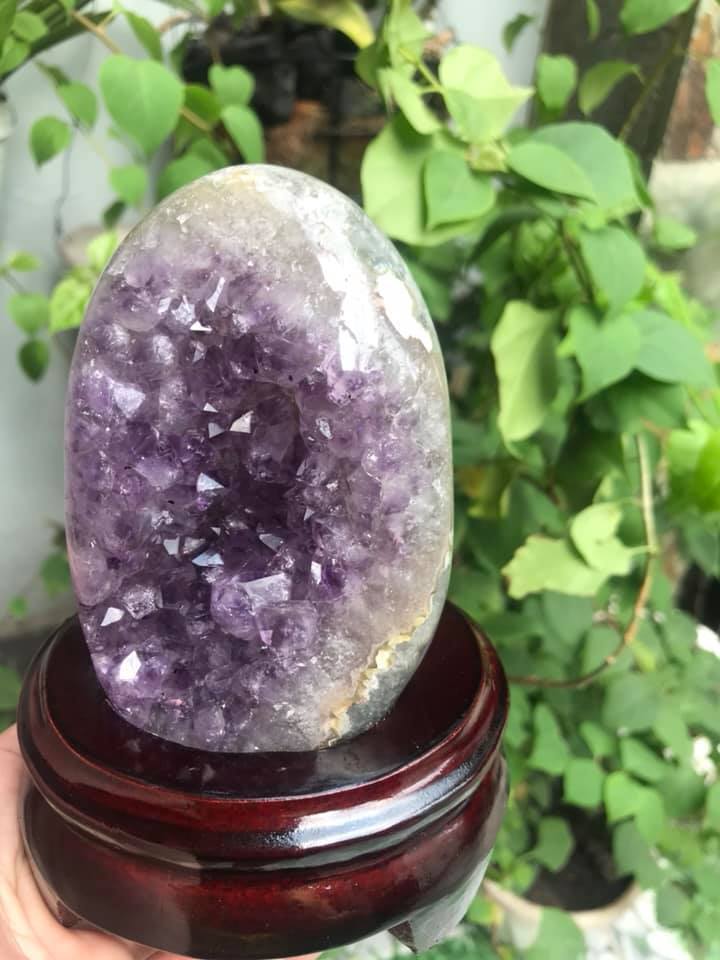 MIẾNG ĐÁ THẠCH ANH TÍM TỰ NHIÊN CÓ HỐC SÂU CÔNG DỤNG HÚT TÀI LỘC MÀU TÍM ĐẸP ĐẾ GỖ Cao 14cm x Ngang 10cm x Sâu 9cm Đặt Bàn Làm Việc Bàn Thờ THẦN TÀI May Mắn